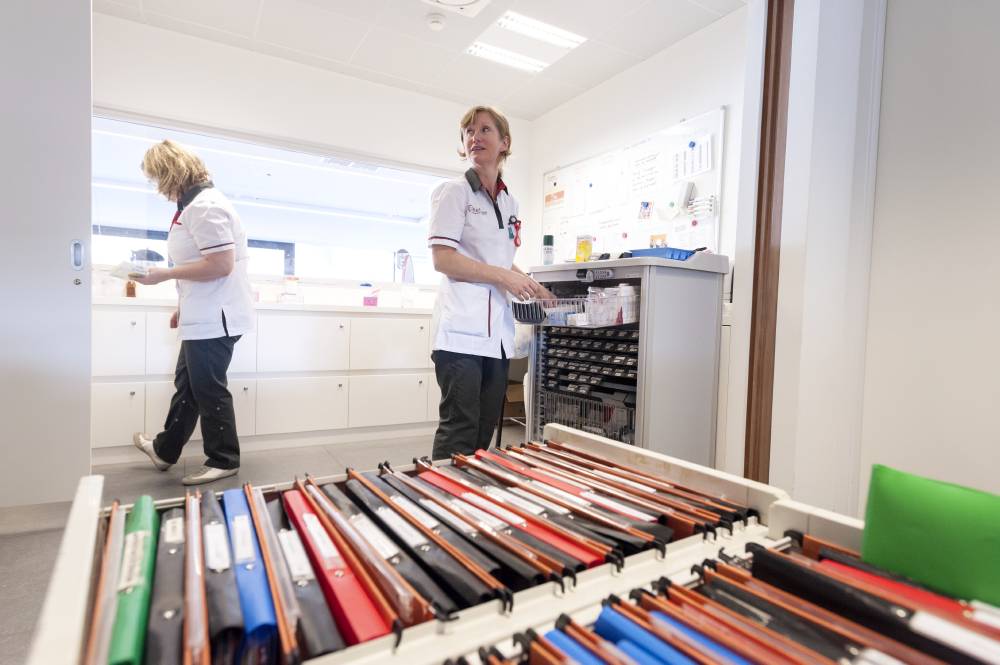 Verpleegsters consulteren de dossiers voor medische opvolging