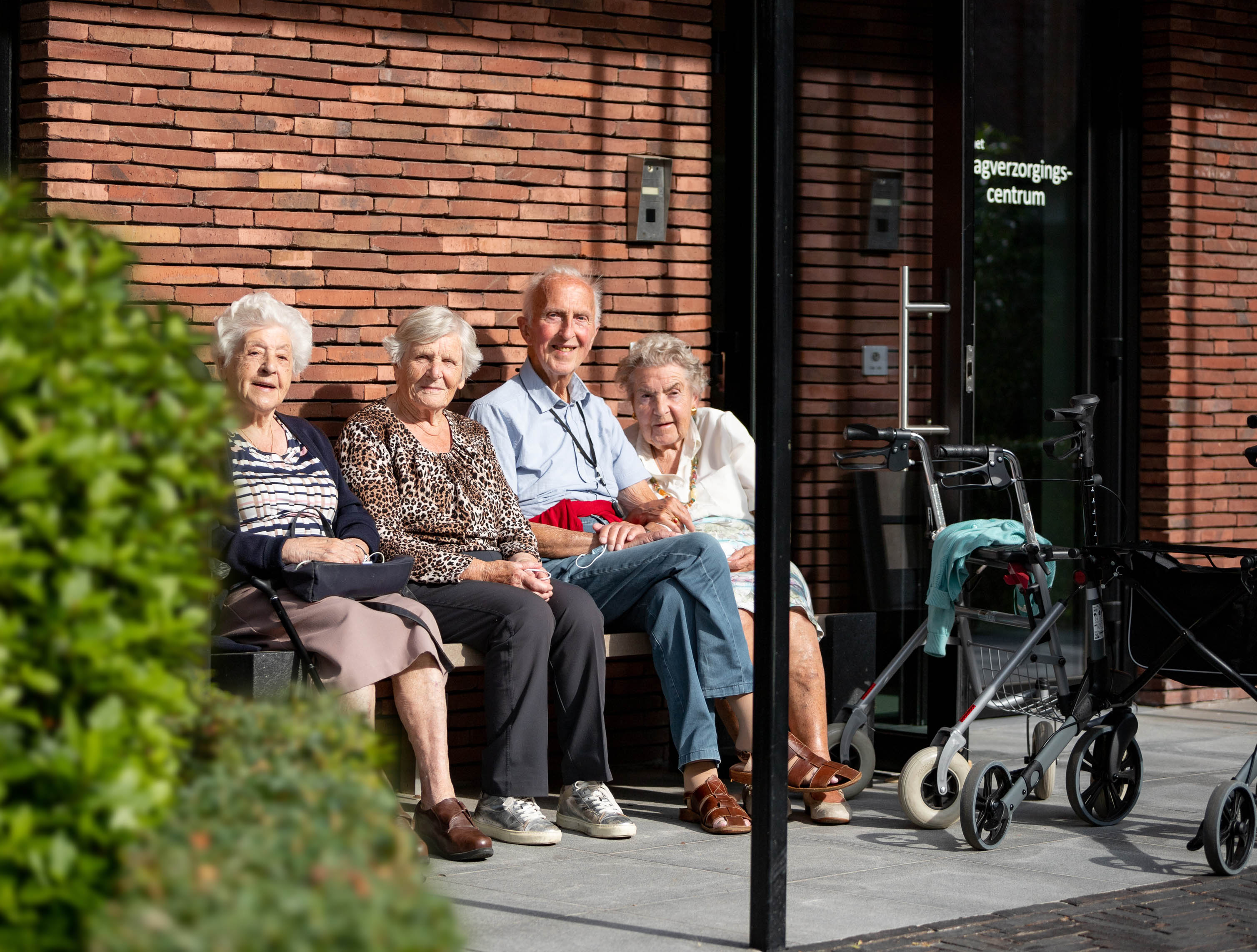 Senior bewoners op een bank in het zonnetje aan het Dagverzorgingscentrum De Refuge in Gent