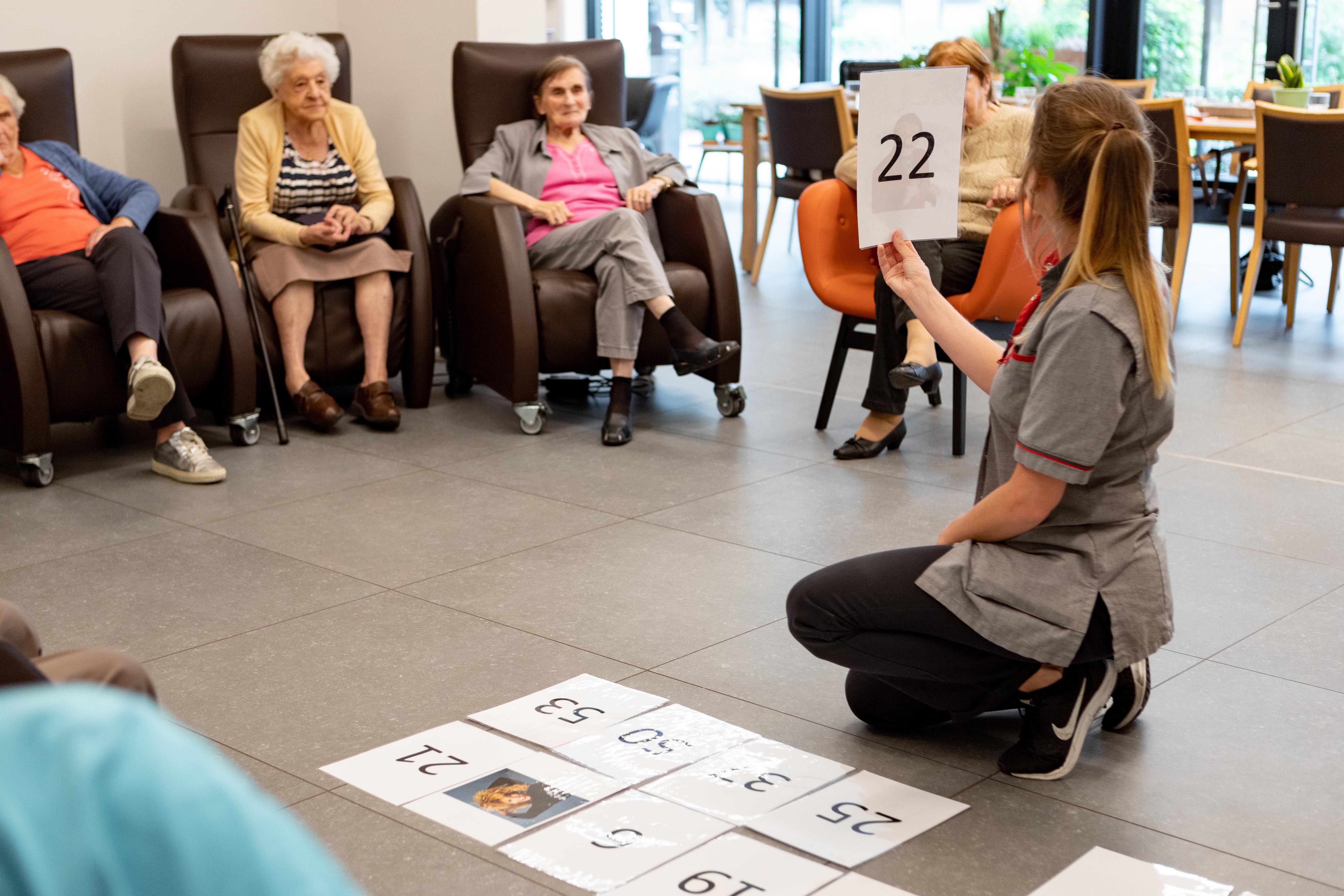 Ouderen spelen een spel in het Dagverzorgingscentrum De Refuge In Gent