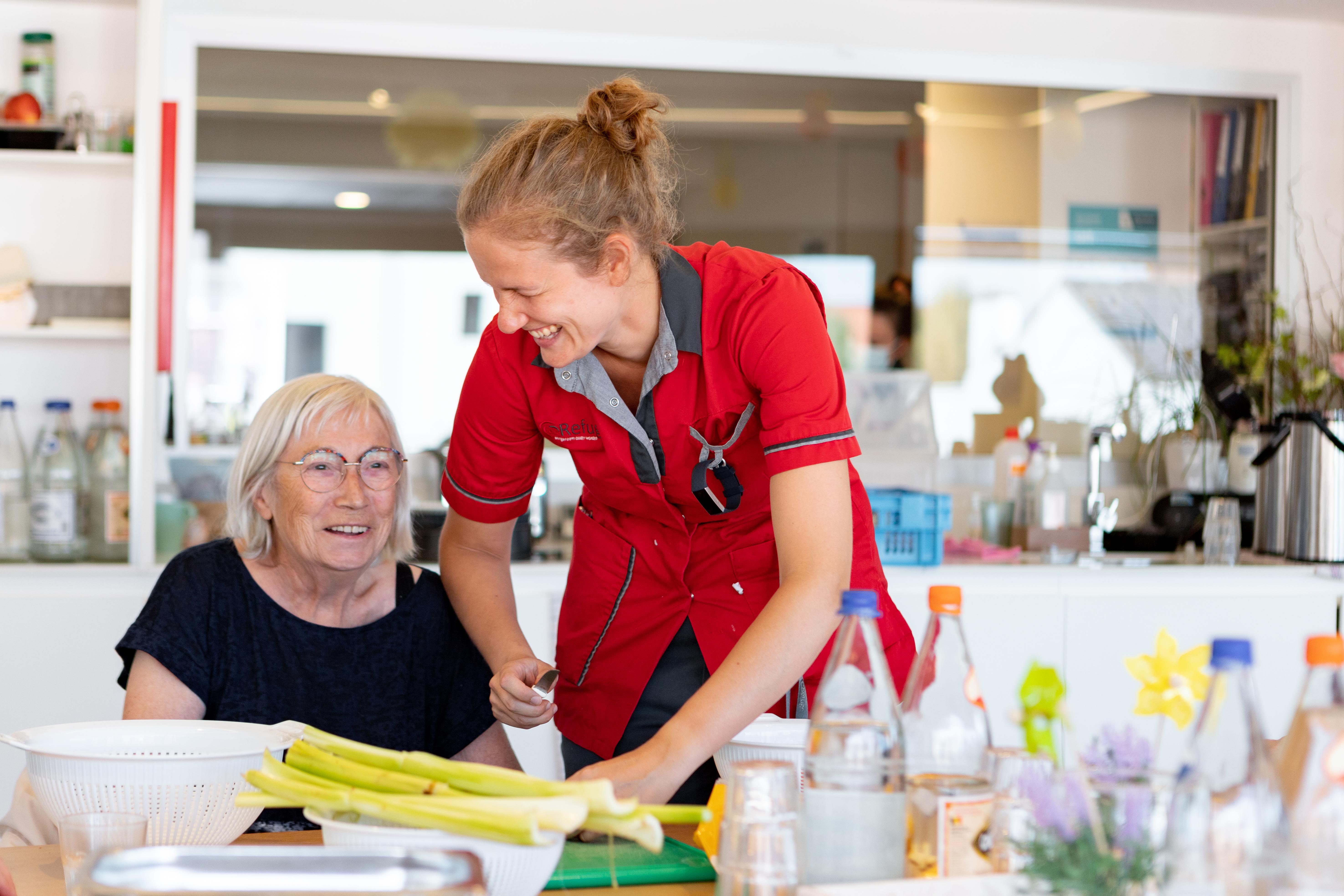 Verpleegkundige helpt tijdens een activiteit in woonzorgcentrum de Refuge in Gent