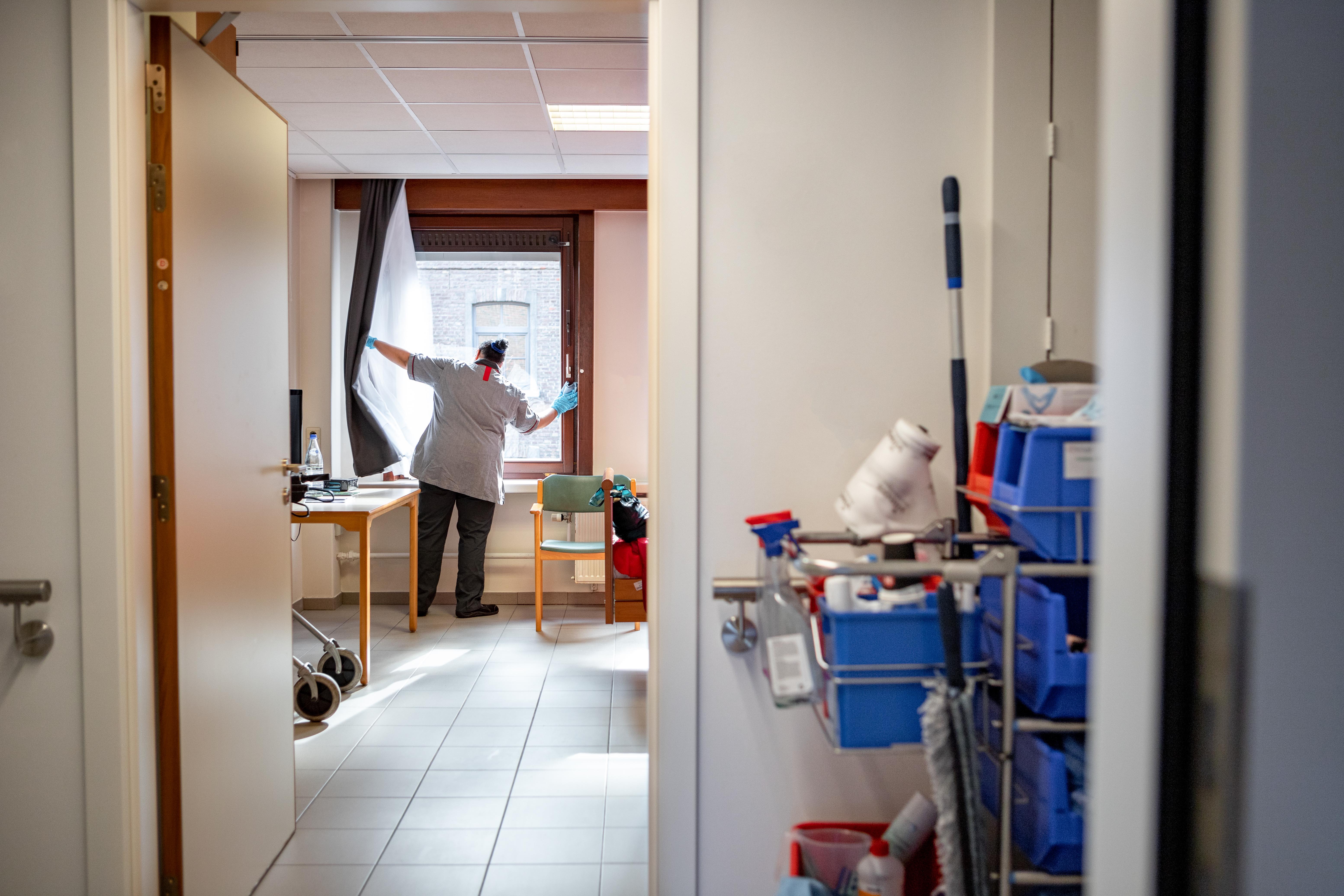 Poetshulp reinigt de ramen in woonzorgcentrum de Refuge in Gent