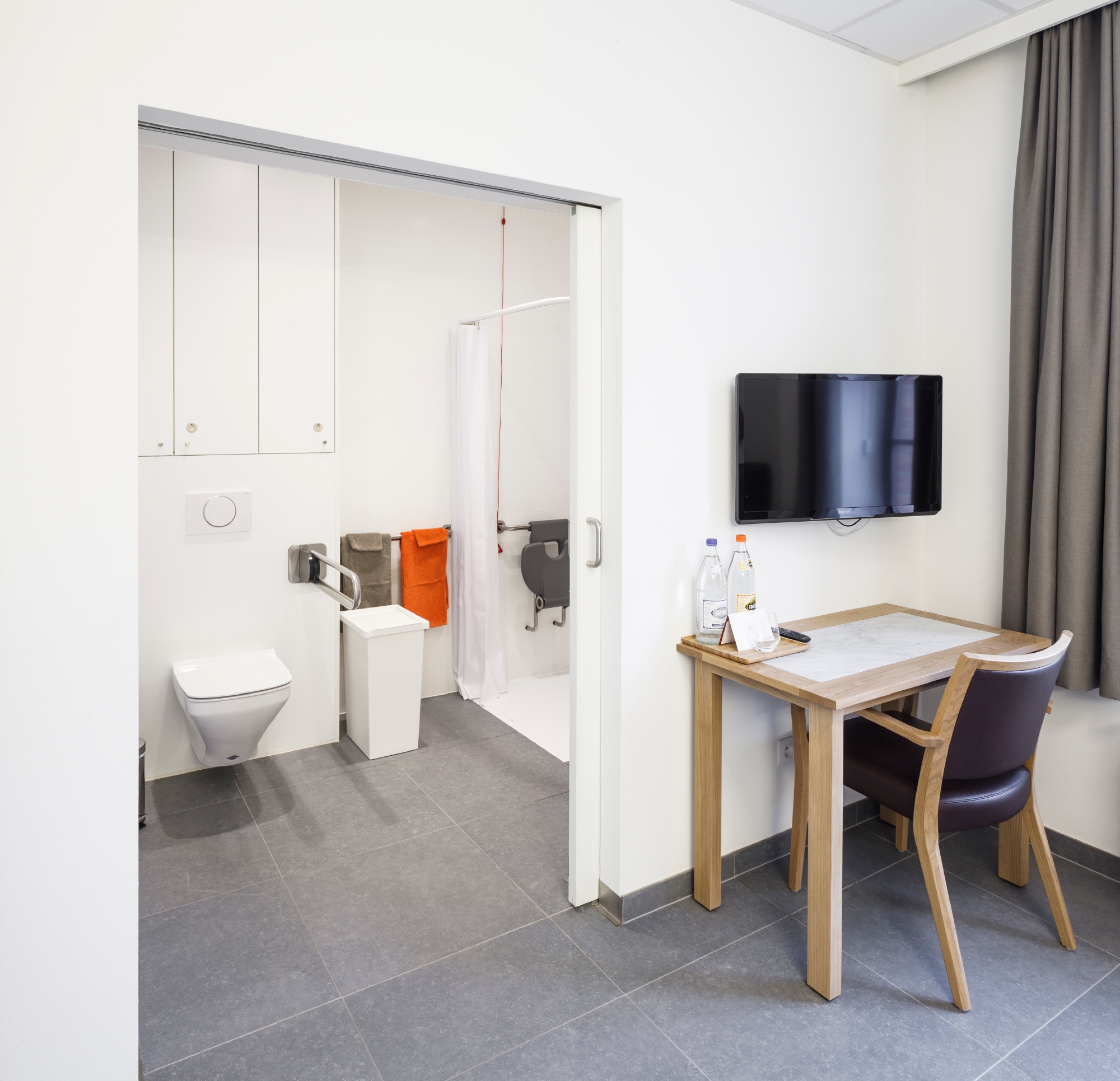 Ruome badkamer met docuhe in woonzorgcentrum de Refuge Gent