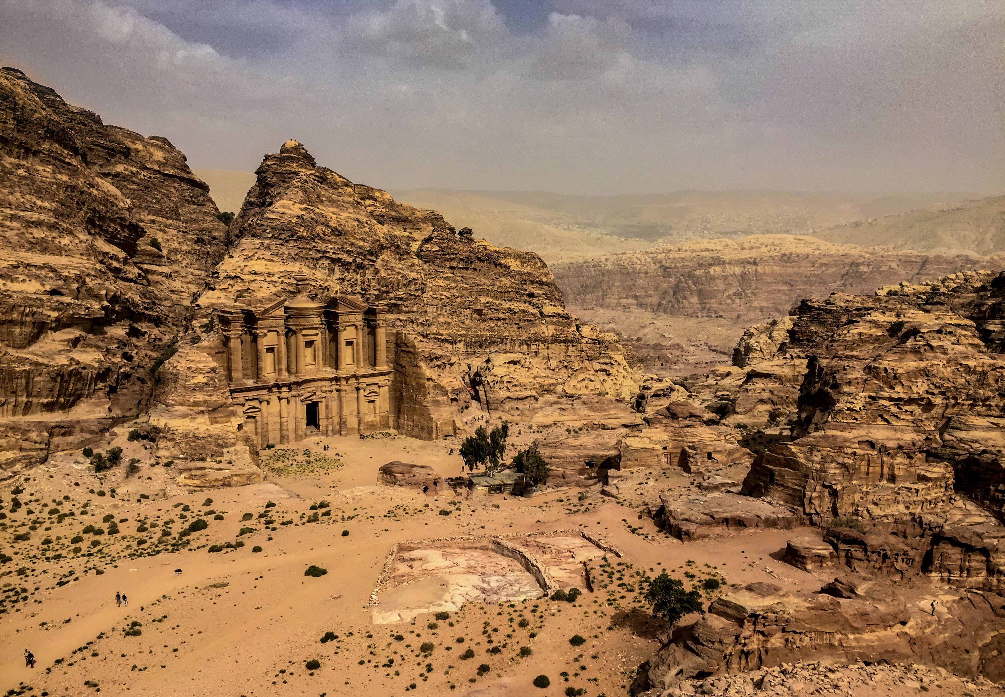 Overzichtsbeeld van de vallei met de bibliotheek Petra in Jordanië