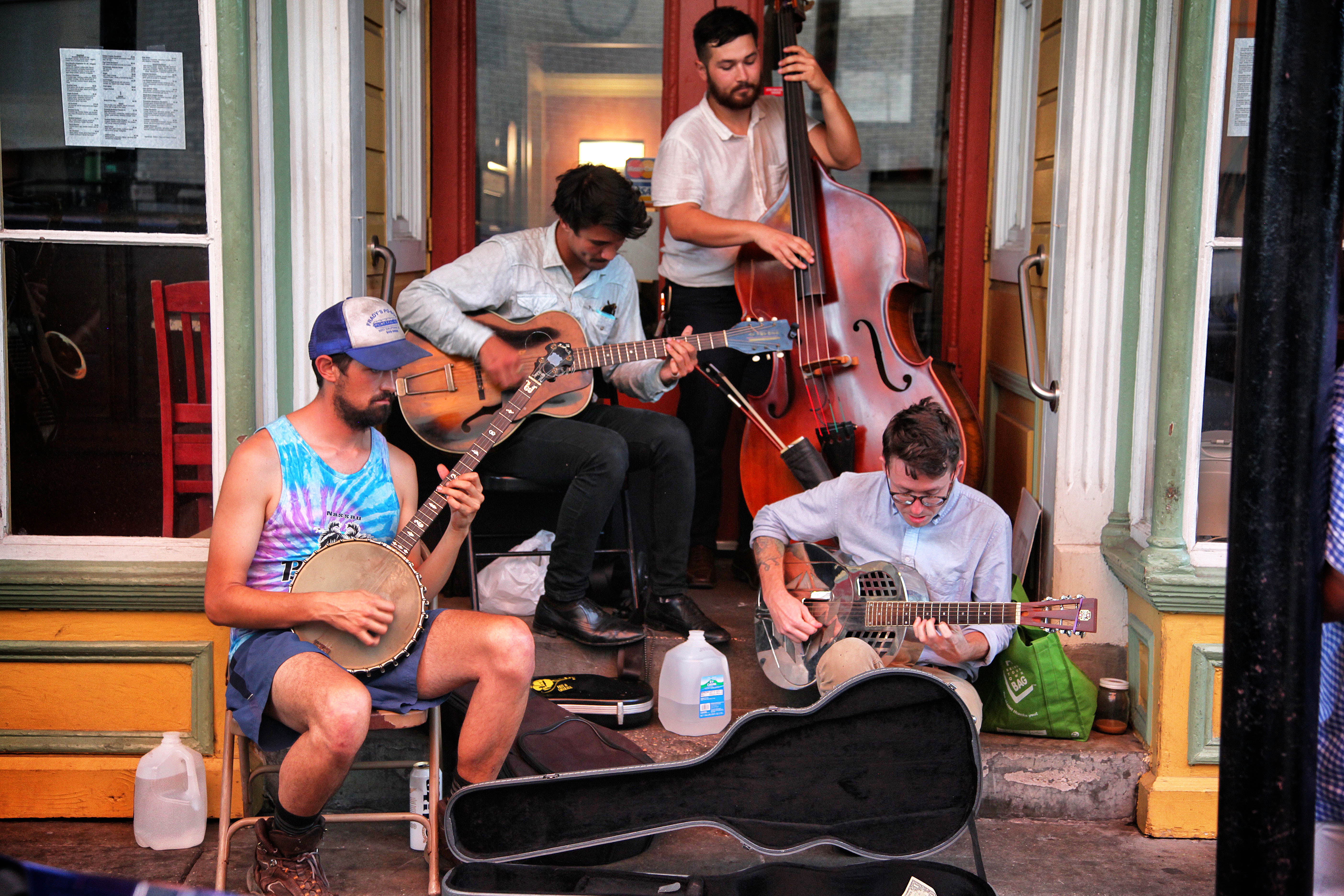 Straatmuzikanten met gitaar en contrabas