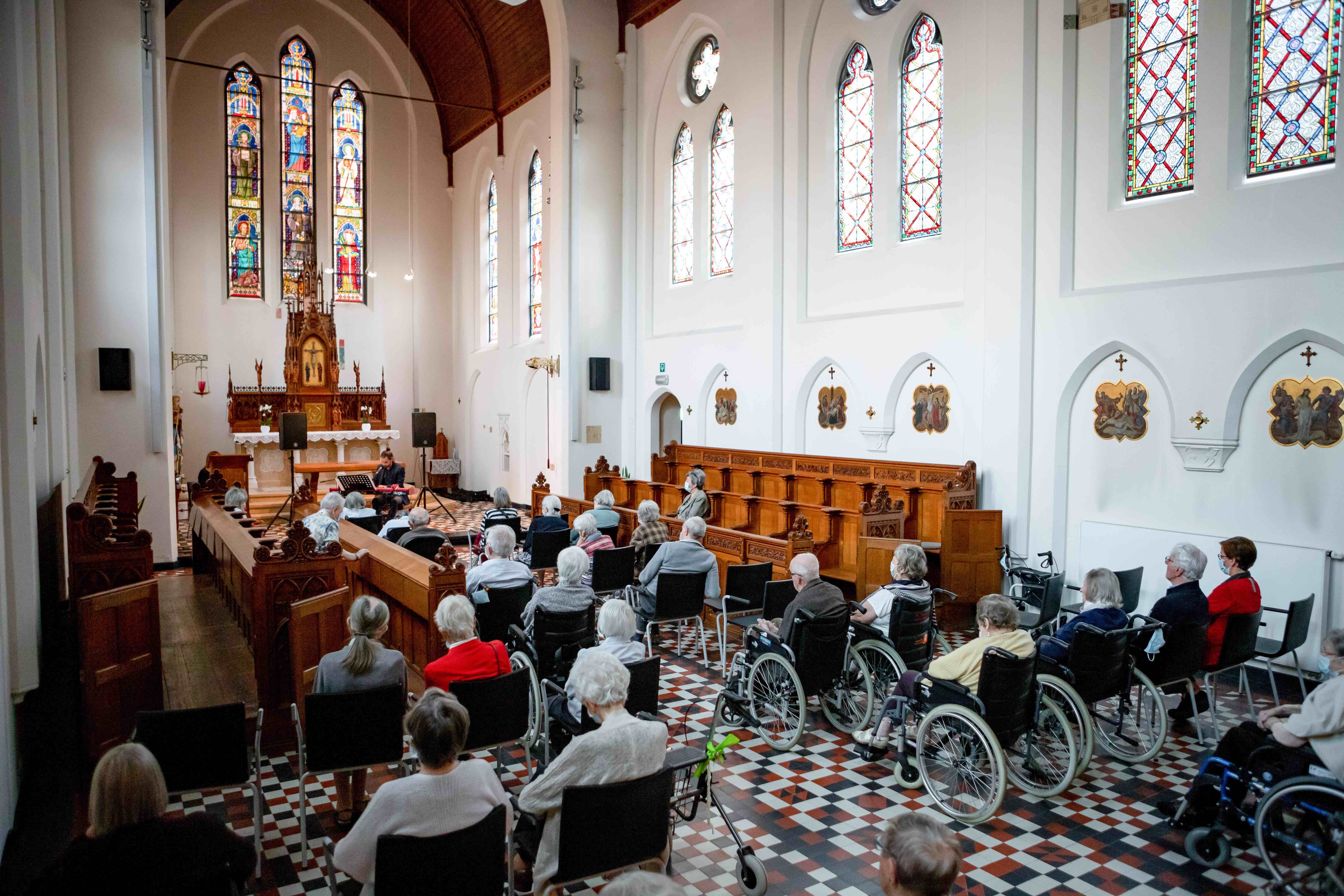Eucharistieviering met muziek en zang in de Refuge Gent