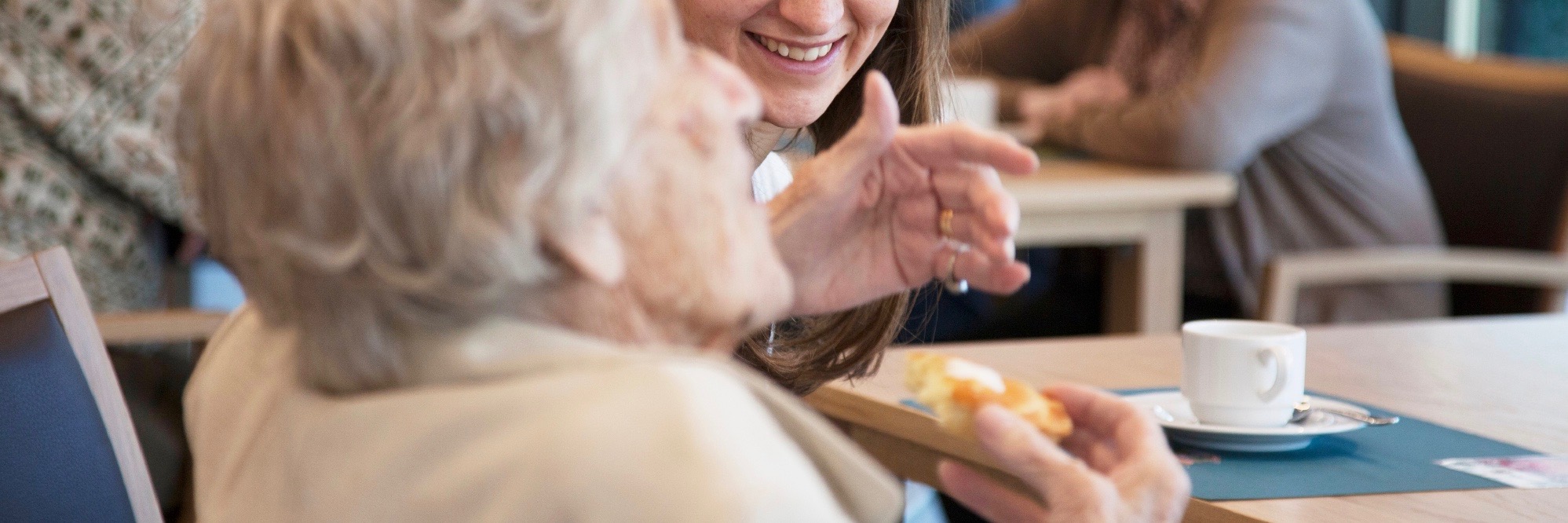 Lachende oudere dame met jobstudent in woonzorgcentrum de Refuge in Gent