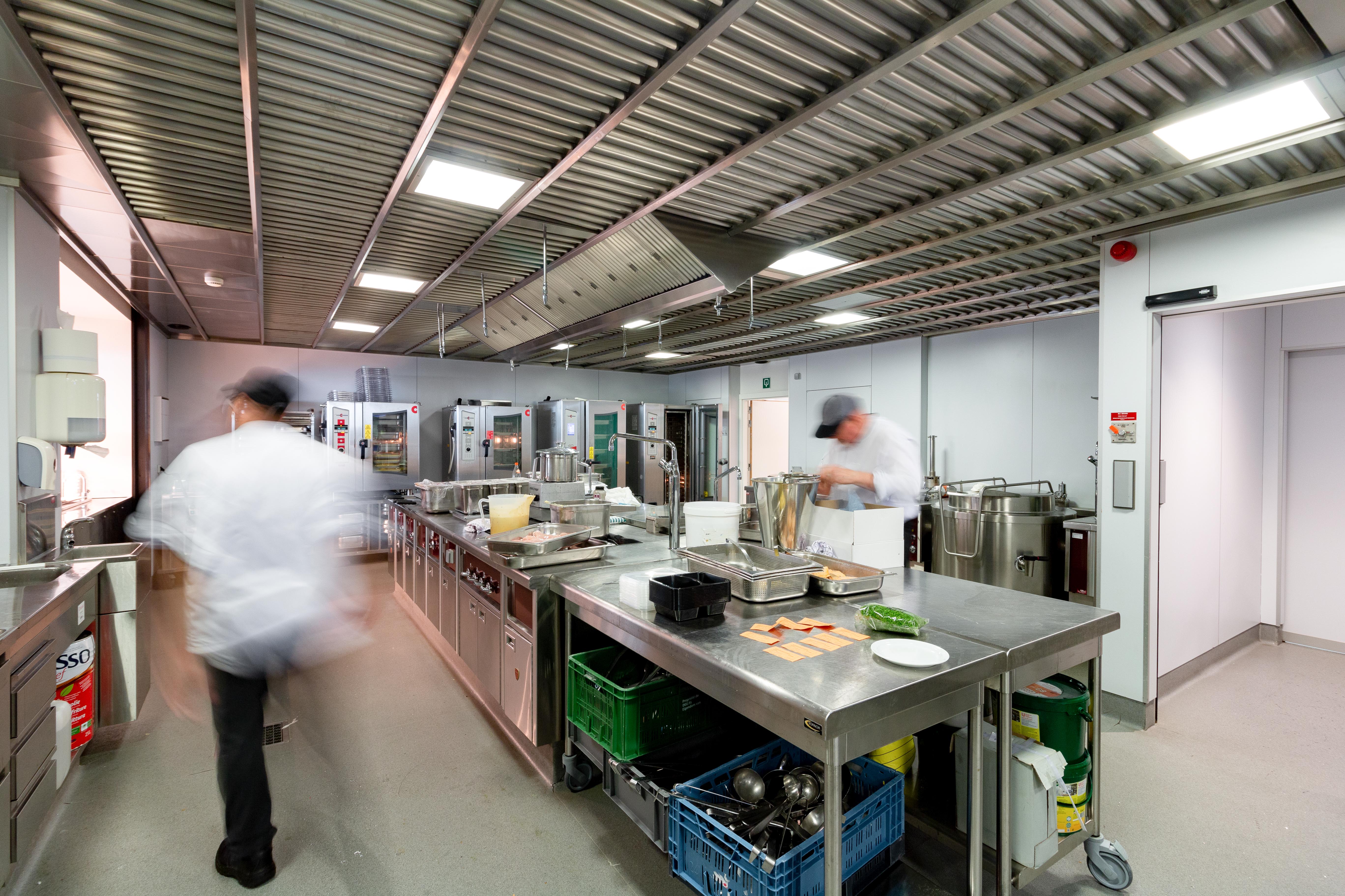De professionele industriële keuken van woonzorgcentrum De Refuge in Gent