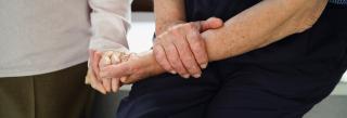 Senioren geven elkaar liefdevol een hand in woonzorgcentrum De Refuge Gent