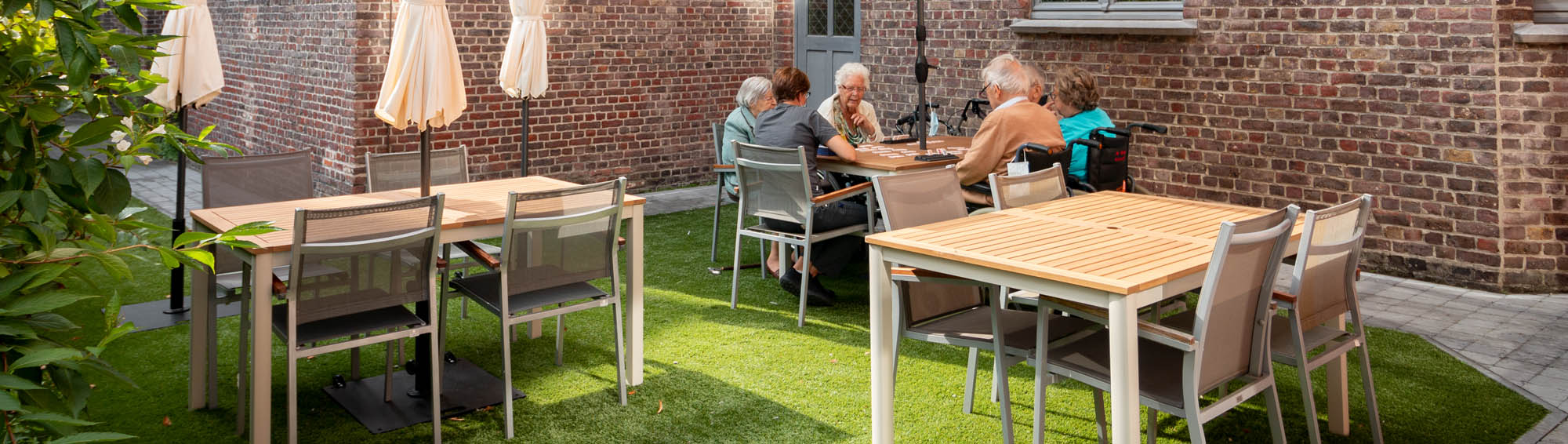 Het zonnige terras achter de kapel in De Refuge Gent