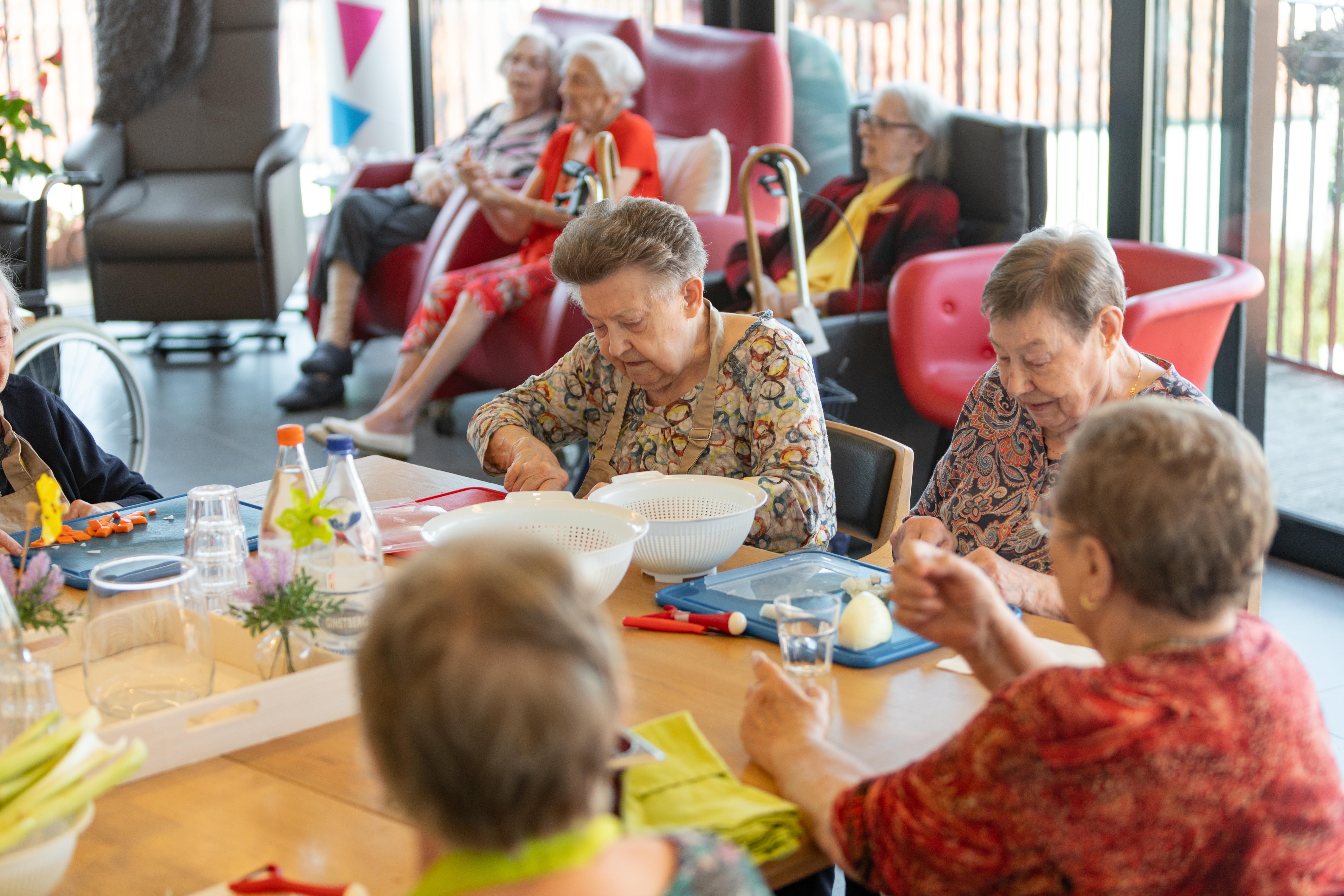 Rustoord bewoners tijdens activiteit in de leefruimte van De Refuge in Gent.