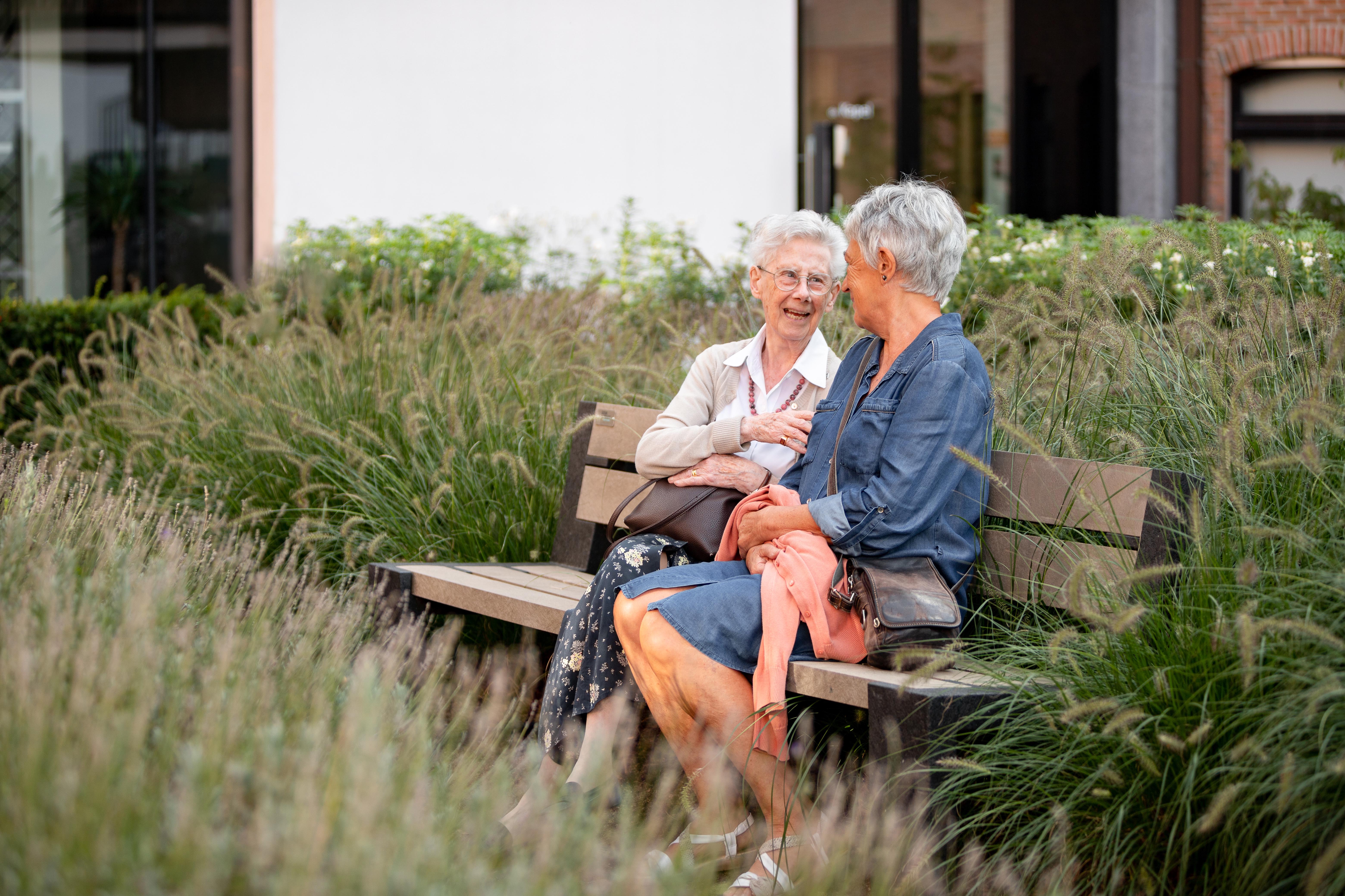 Familielid op bezoek in de tuin op het binnenplein van de Refuge in Gent