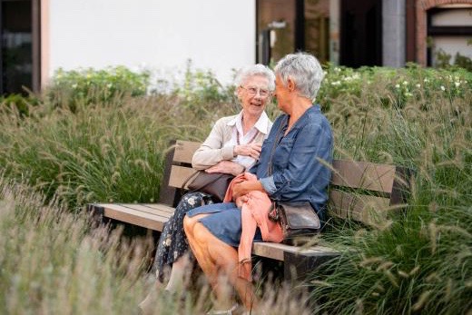 Familielid op bezoek bij bewoner in de Refuge In Gent