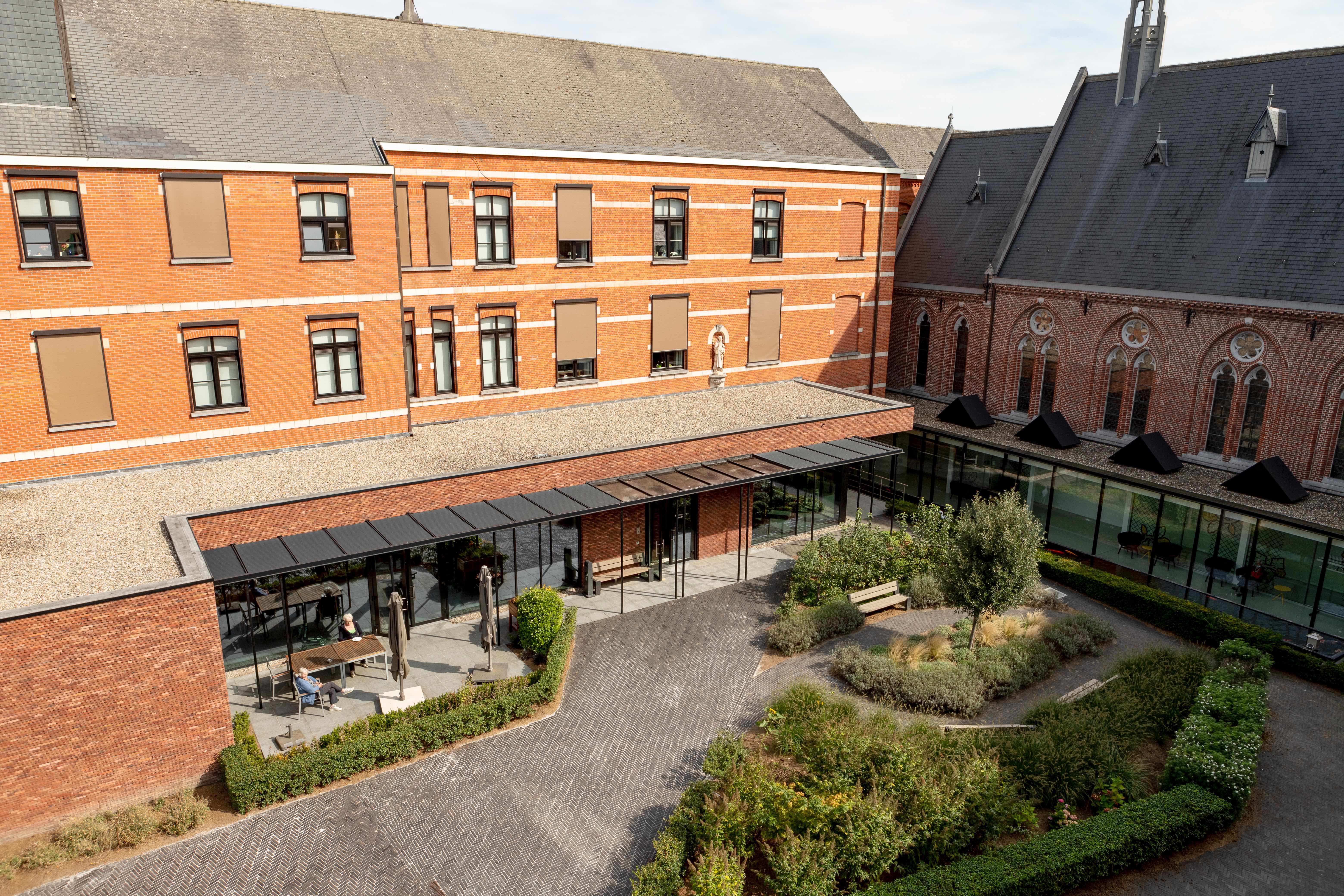 Het binnenplein met zicht op het Dagverzorgingscentrum van De Refuge Gent