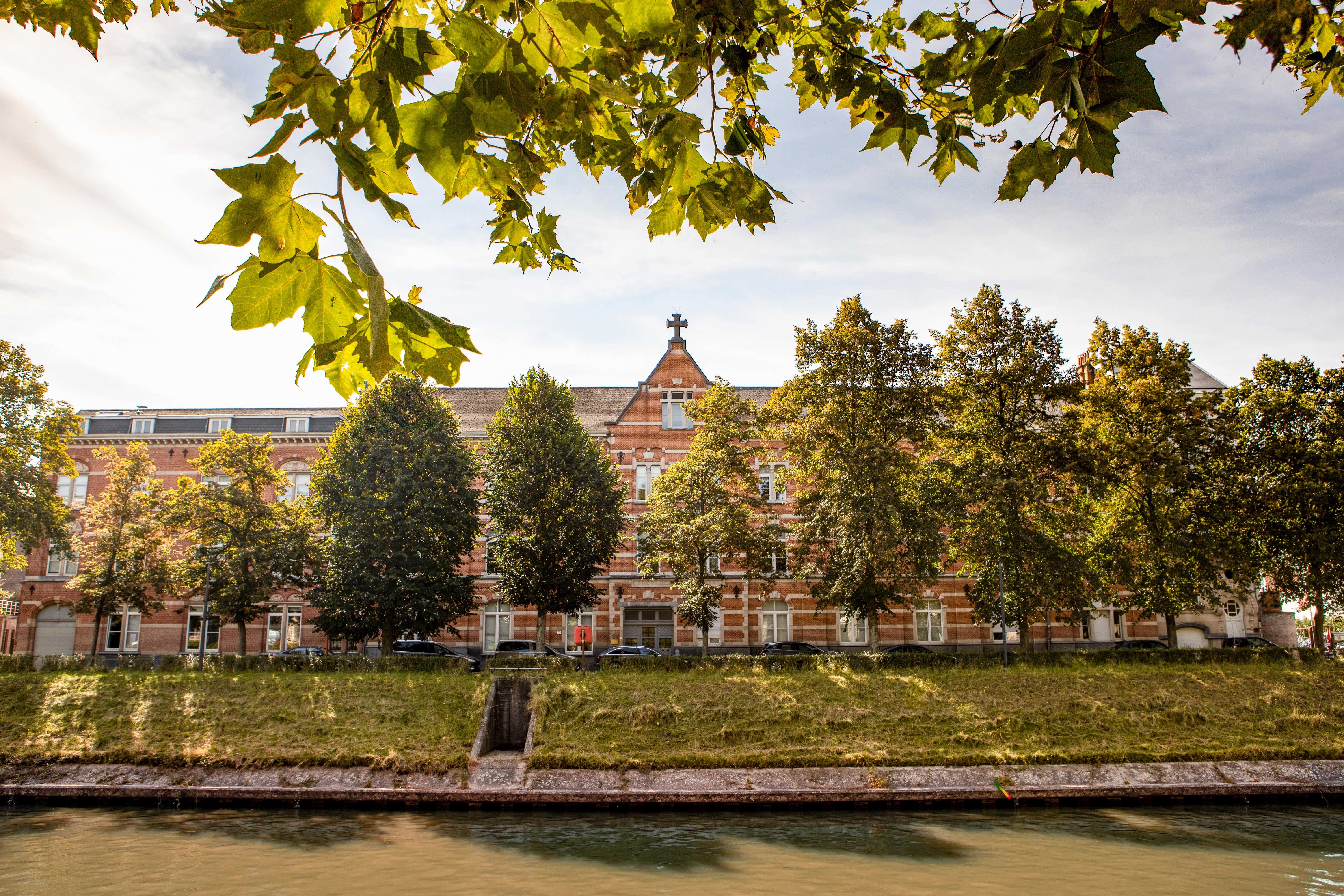 Voorgevel van woonzorgcentrum De Refuge aan de Coupure in Gent