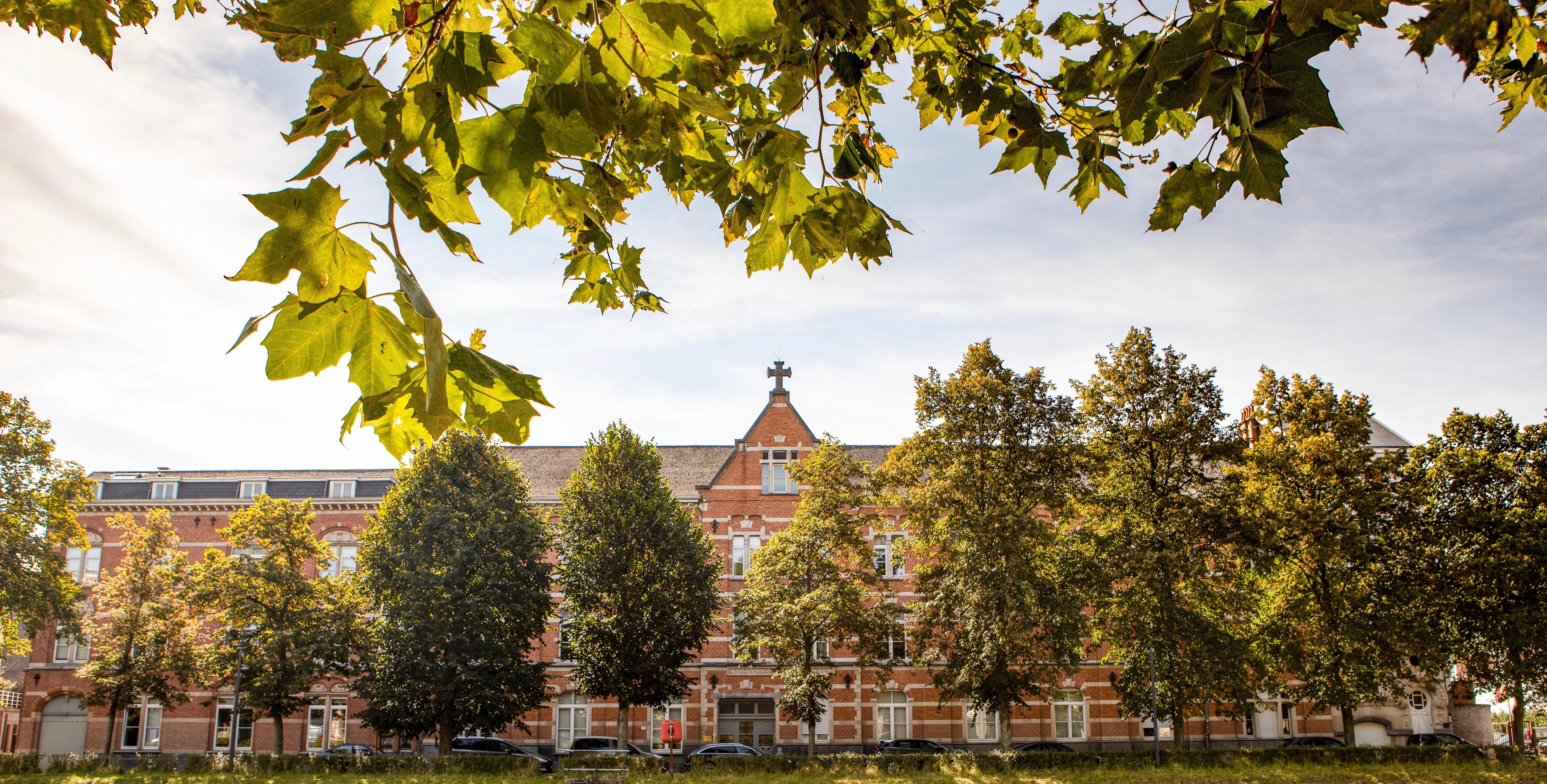 De voorgevel van woonzorgcentrum de Refuge aan de groene omgeving van de Coupure in Gent