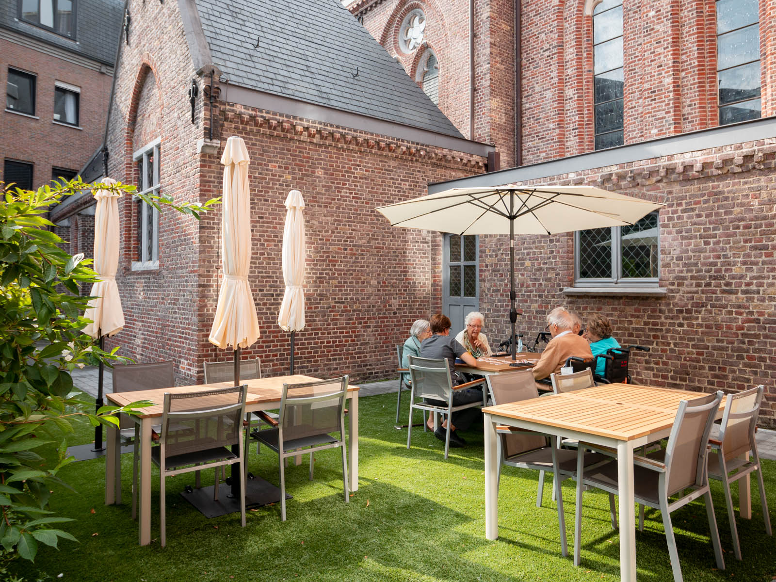 Het zonnige terras achter de Kapel in De Refuge Gent