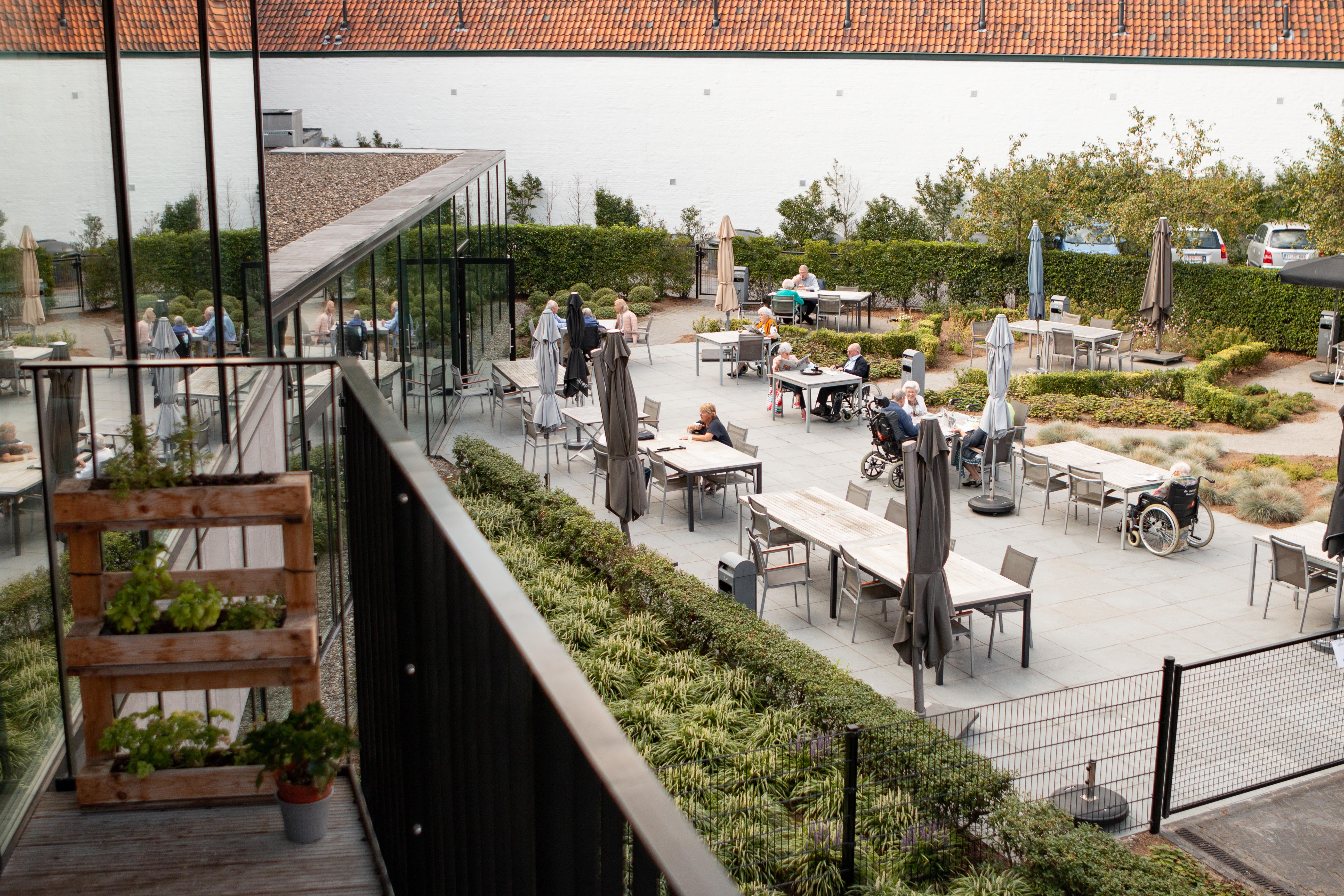 Bovenaanzicht van de terrassen van woonzorgcentrum De Refuge Gent. 