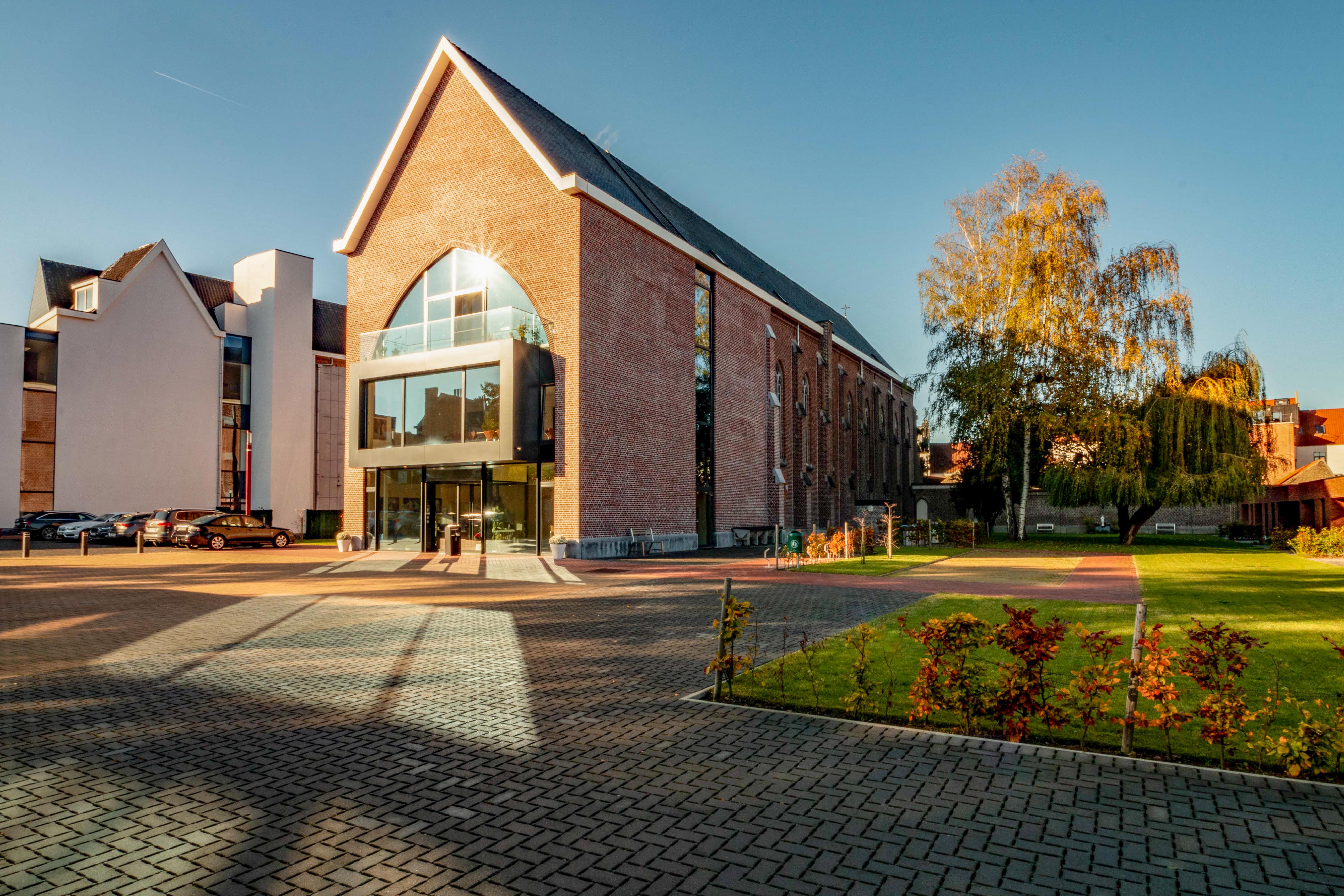 Voorgevel kapel in Dorp in de Stad van De Refuge