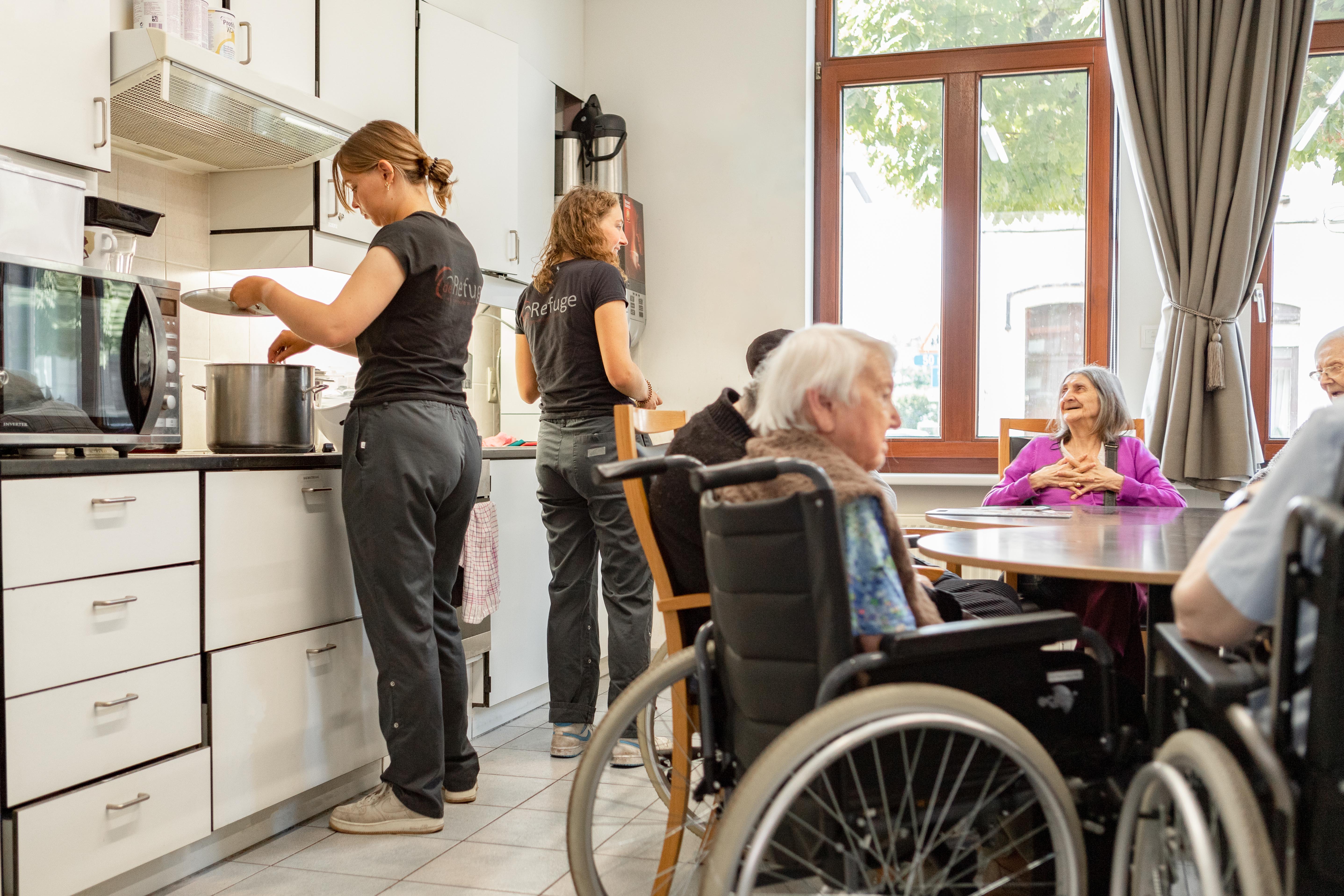 Activiteit in de keuken van woonzorgcentrum de Refuge in Gent