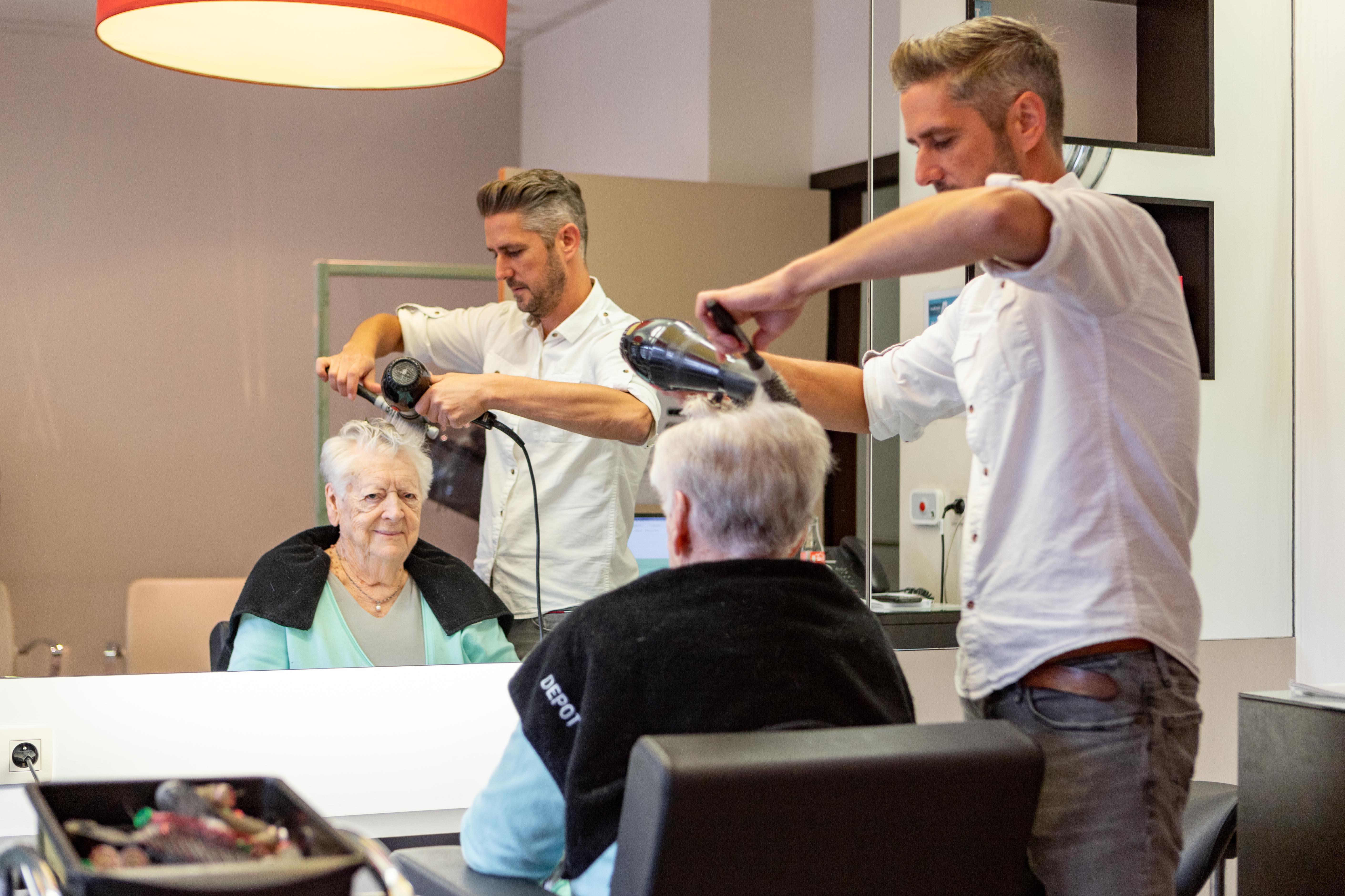 Oudere dame in het kapsalon van de Refuge Gent