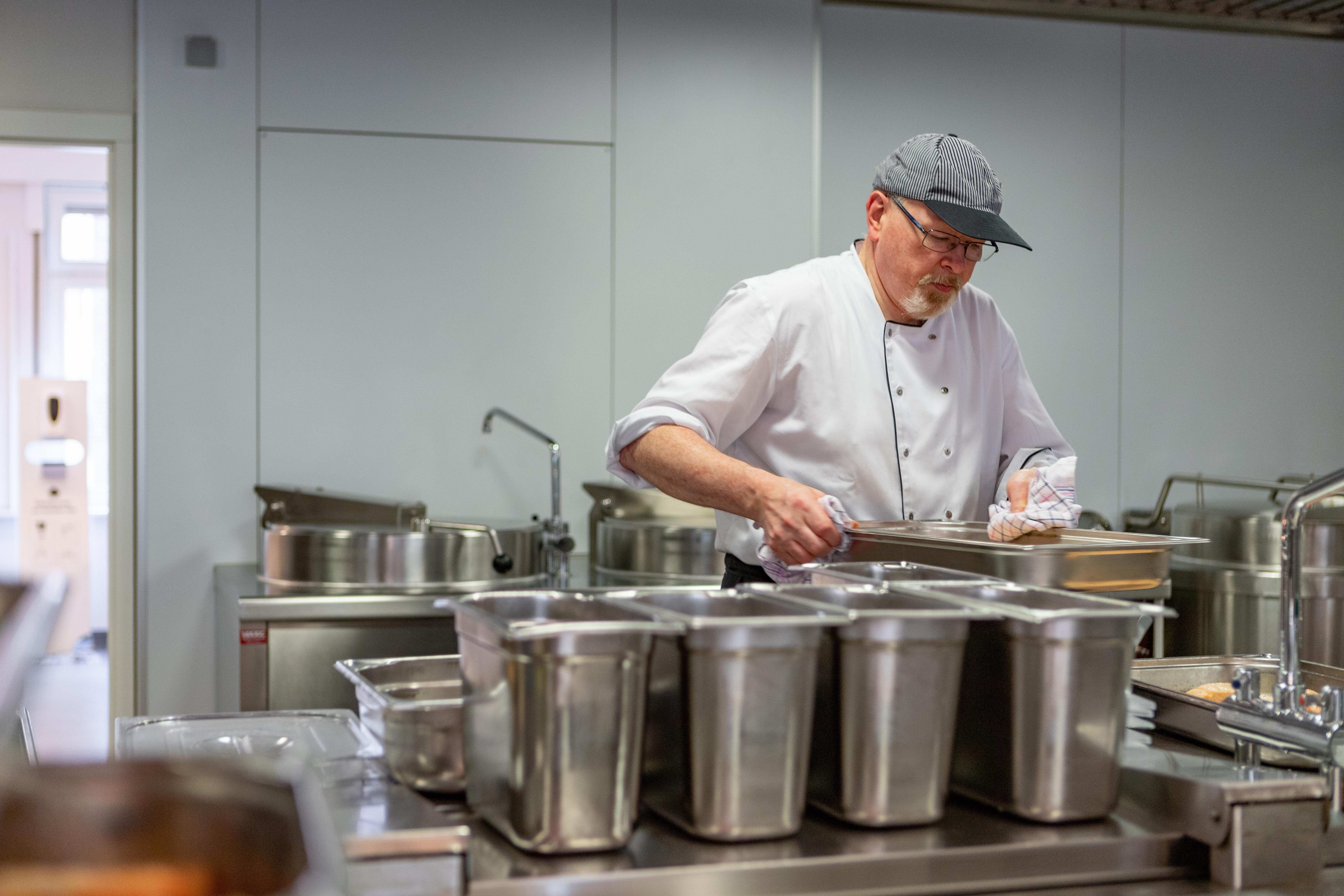 De kok van het restaurant van Woonzorgcentrum De Refuge in Gent aan het werk. 