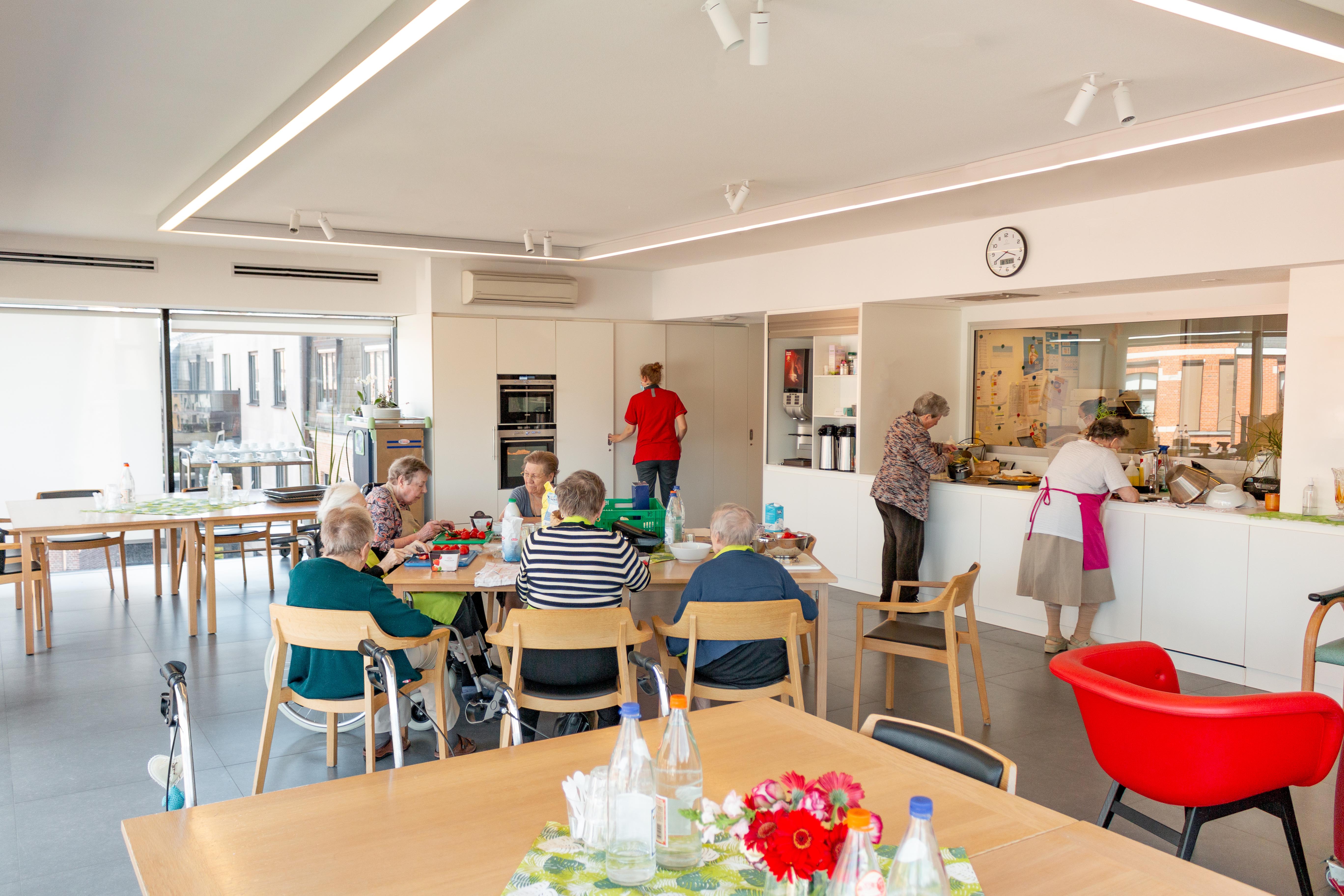 Activiteit in de leefruimte van rust- en verzorgingstehuis De Refuge in Gent