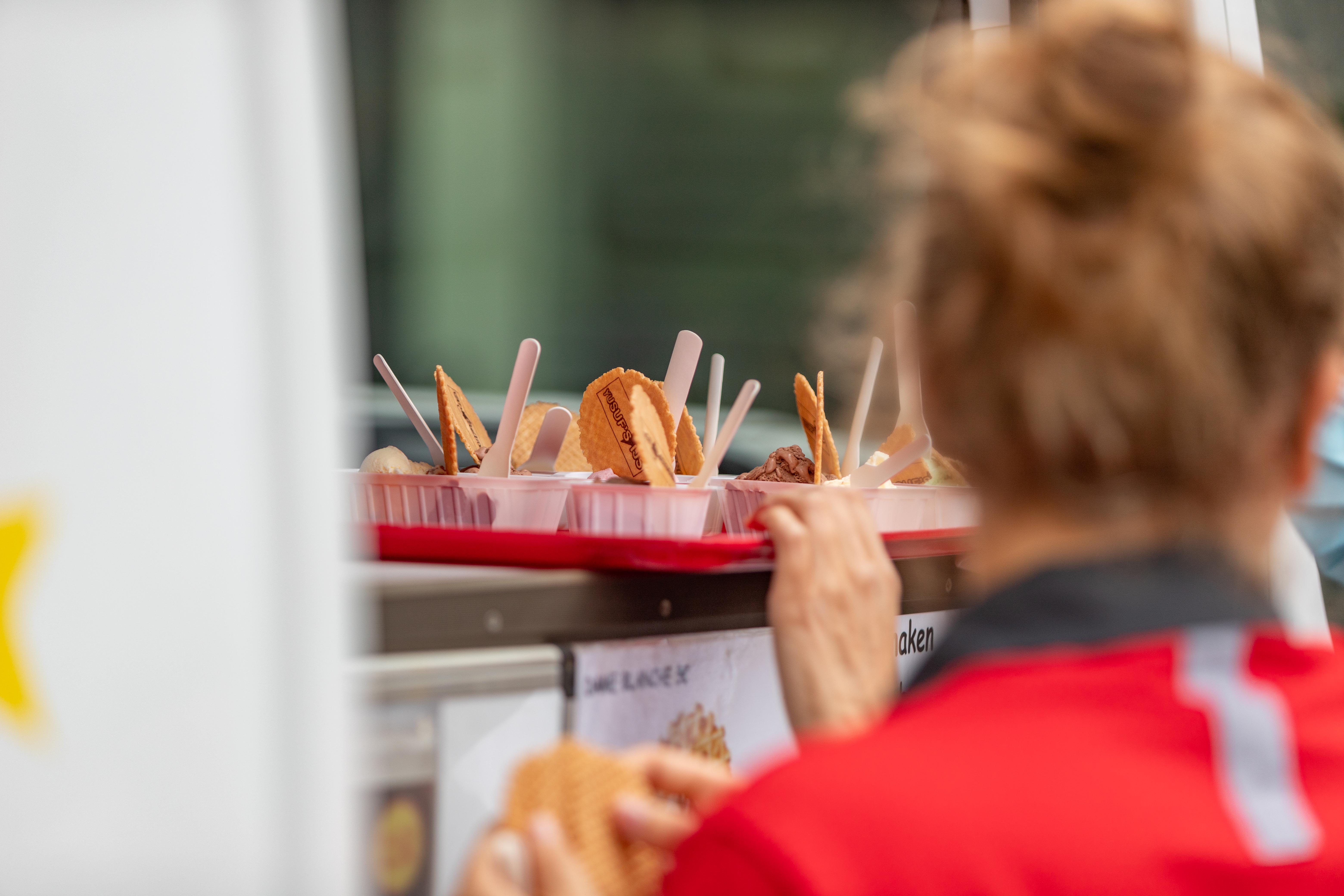 Personeel aan het ijsjeskraam op bezoek bij woonzorgcentrum de Refuge in Gent