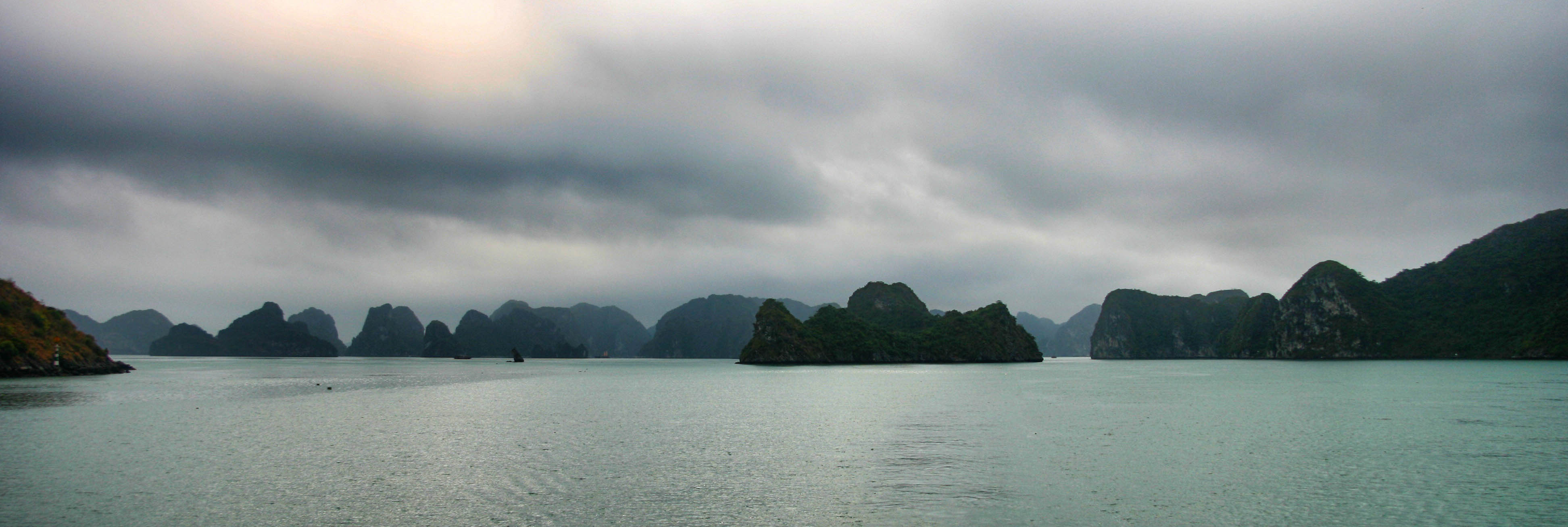 de bekende Thaise baai Phang Na in Thailand rustig en kalm bij avond