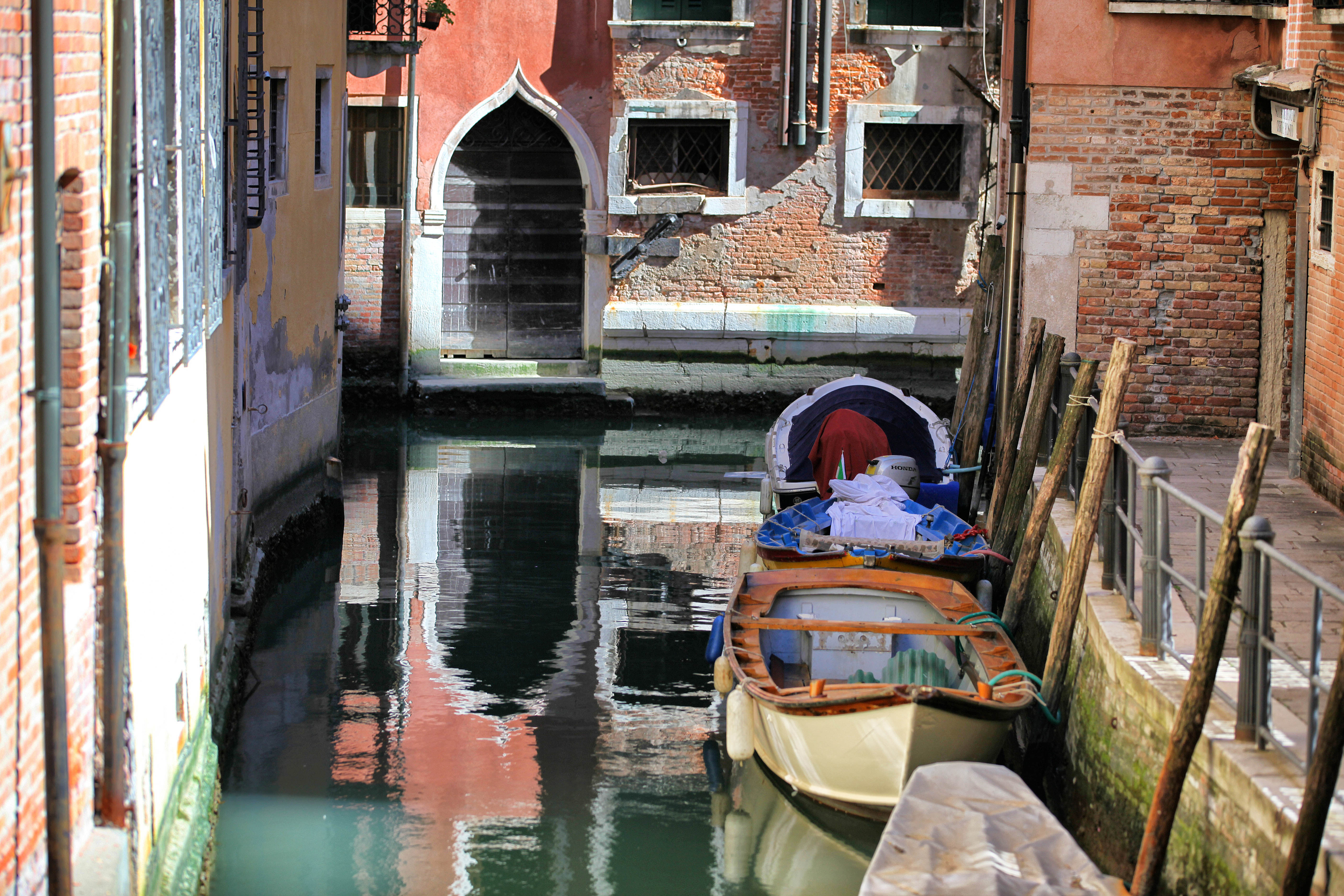 Gondels liggen langs de zijkant in de kanalen van Venetië