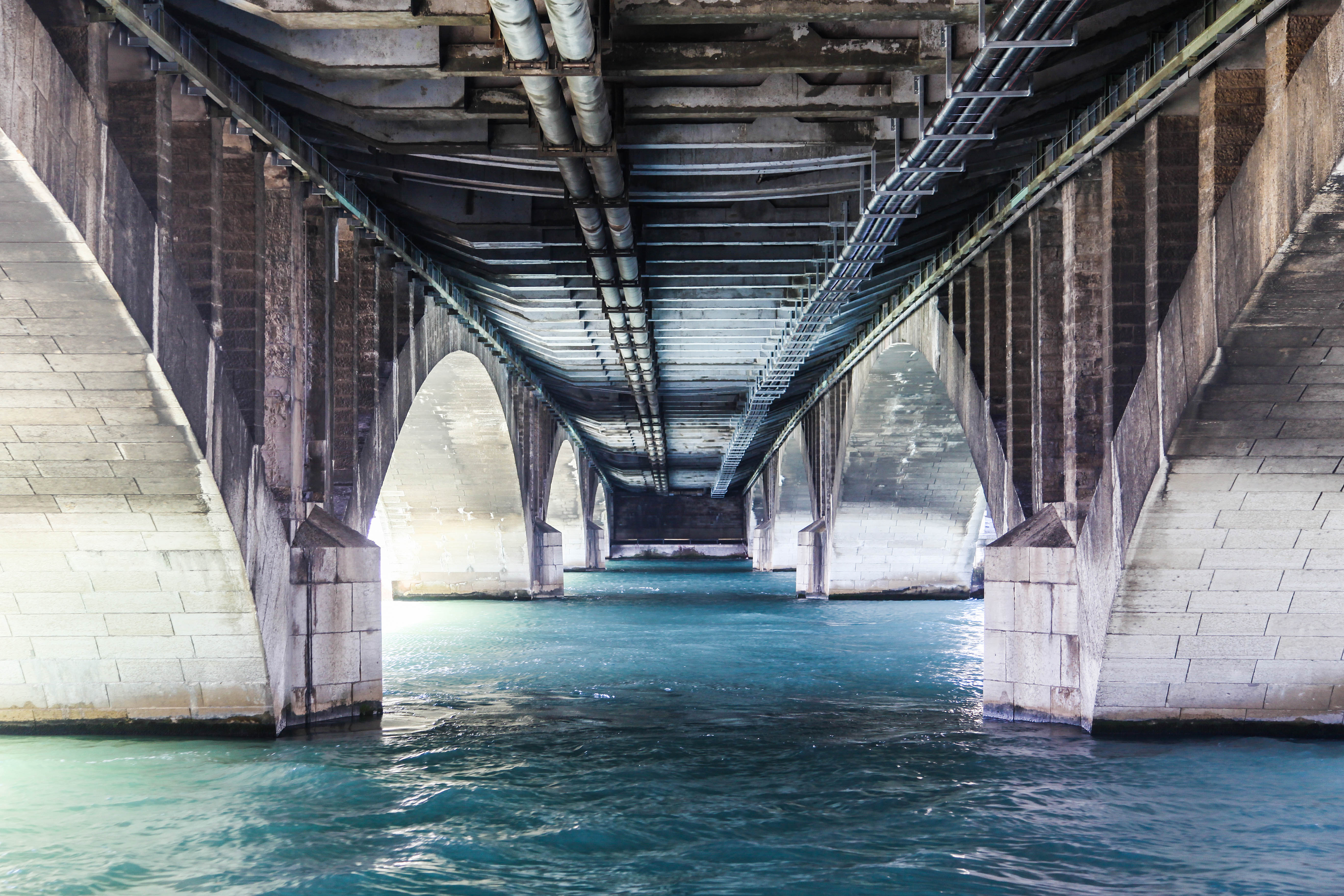 Doorkijken onder moderne brug met betonnen structuur