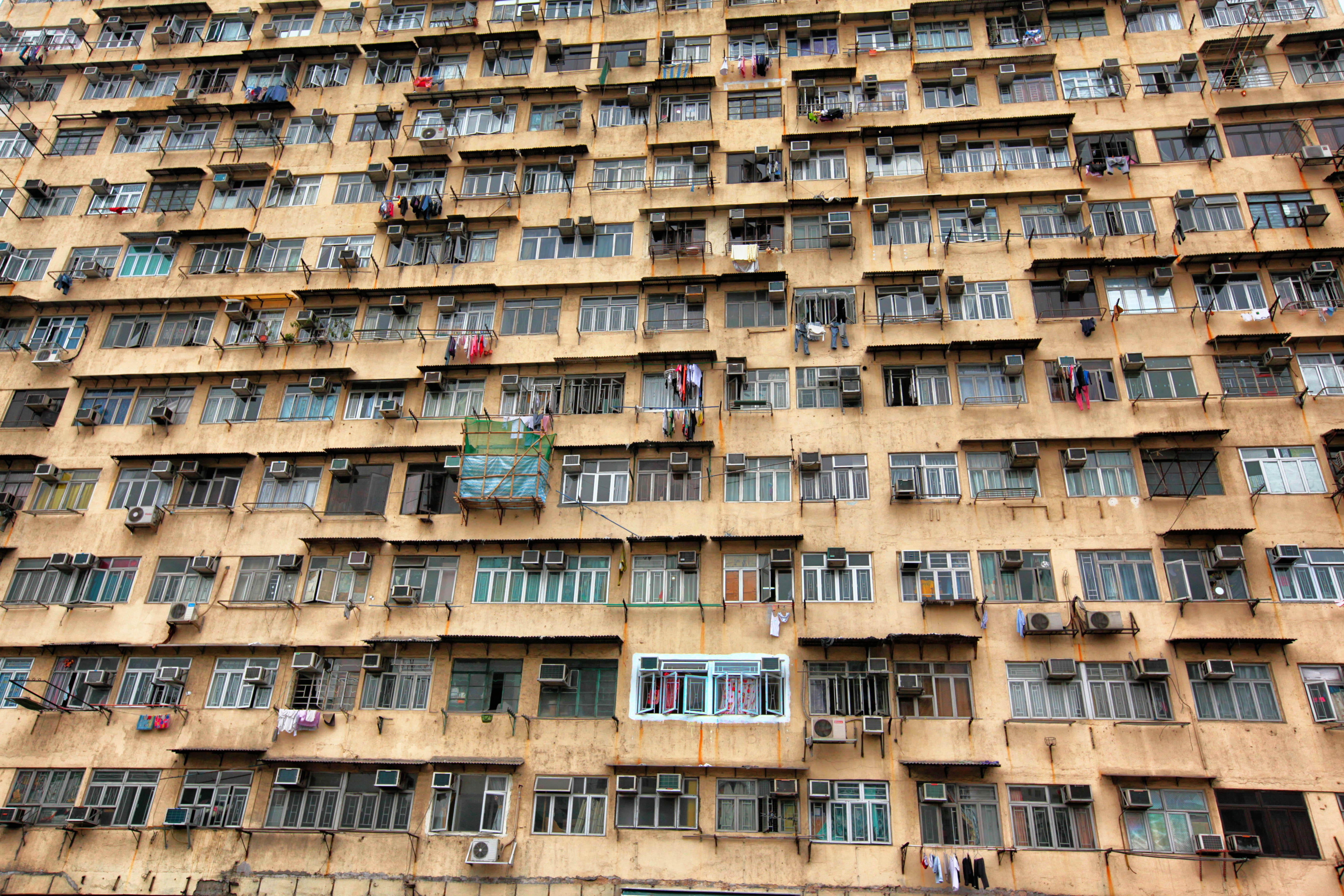 Blik op een overbevolkt appartementsgebouw