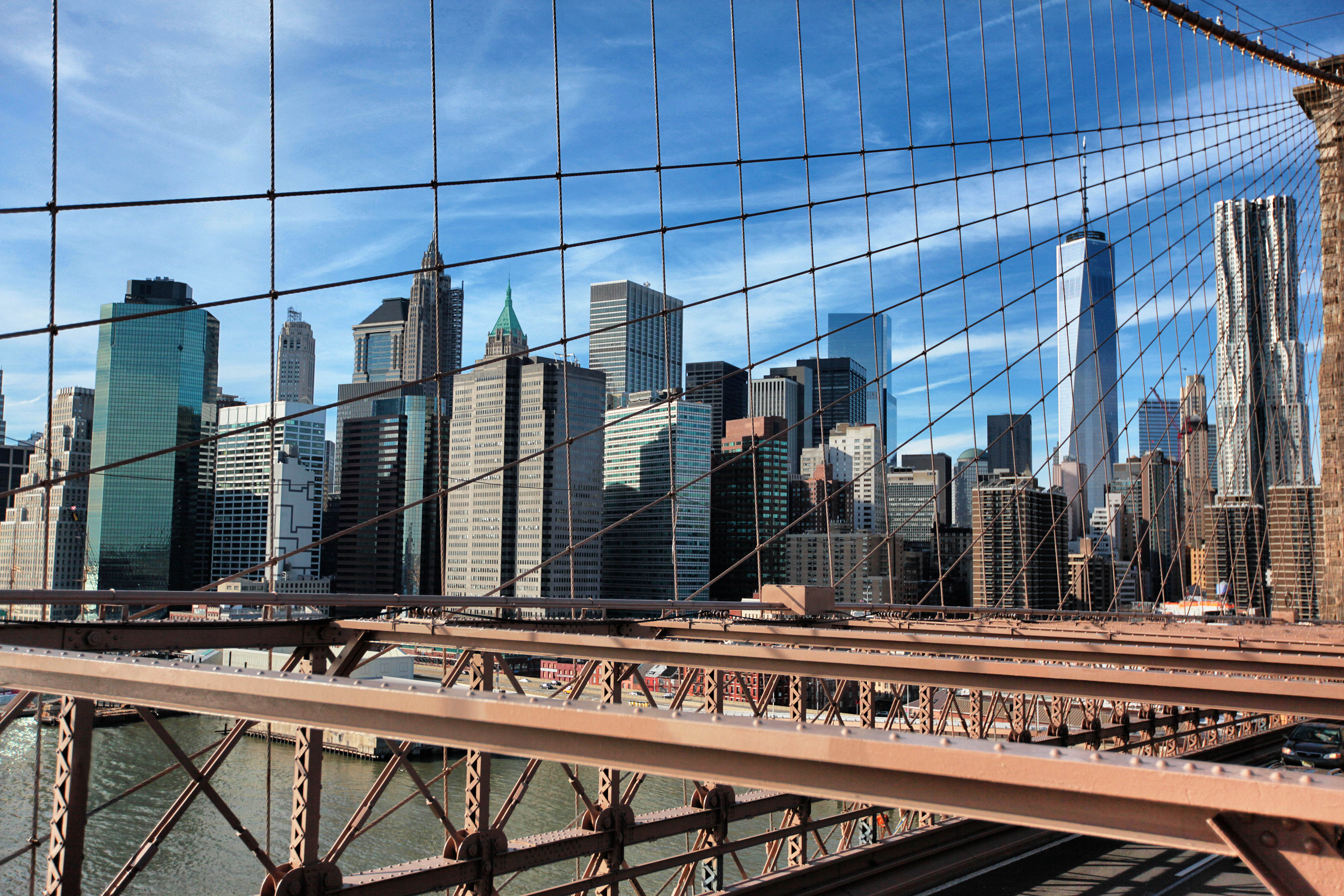 Skyline van aan de Manhattan Bridge