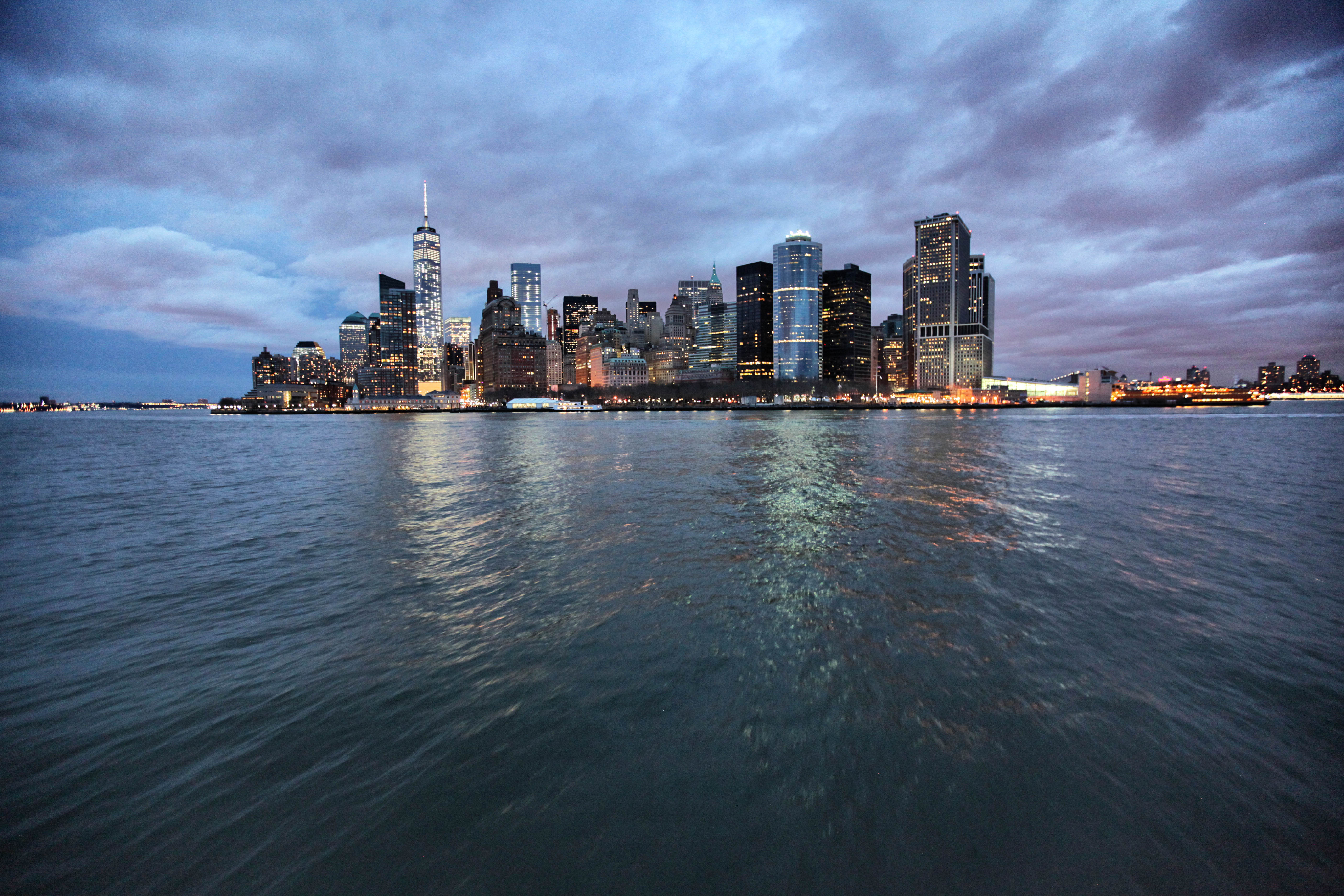 Avondbeeld van de skyline over het water