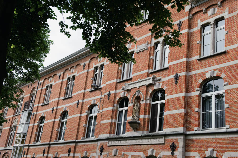 Voorgevel van het gebouw de Refuge aan de Coupure Gent met Mariabeeld